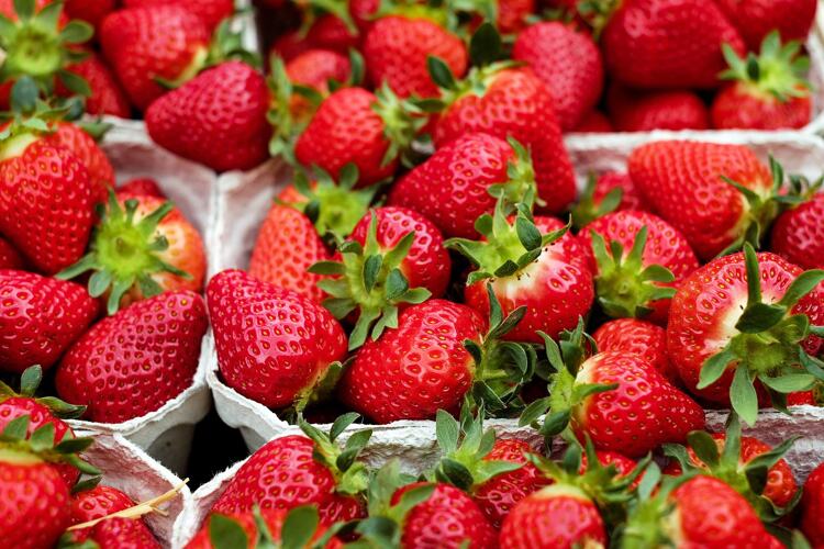 Een aardbei is rijp in de zomer en heeft een groen kroontje bij de steel, vandaar de naam zomerkoninkje.