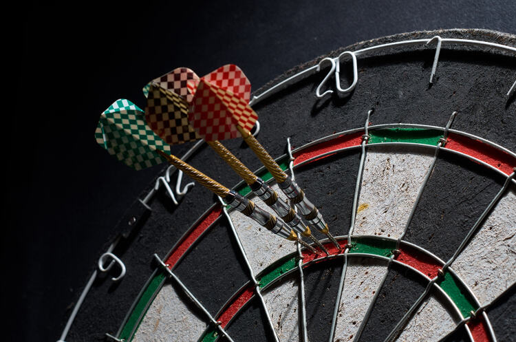 Drie pijlen in de 'triple' van 20. Dat is 180! Darten is geen moeilijke sport. Als je een paar spelregels kent.