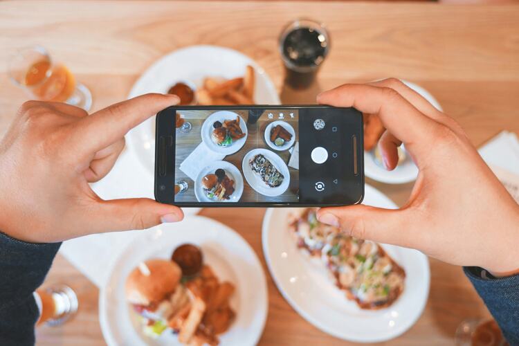 Mensen delen hun eten online en zo begint vaak een nieuwe trend.