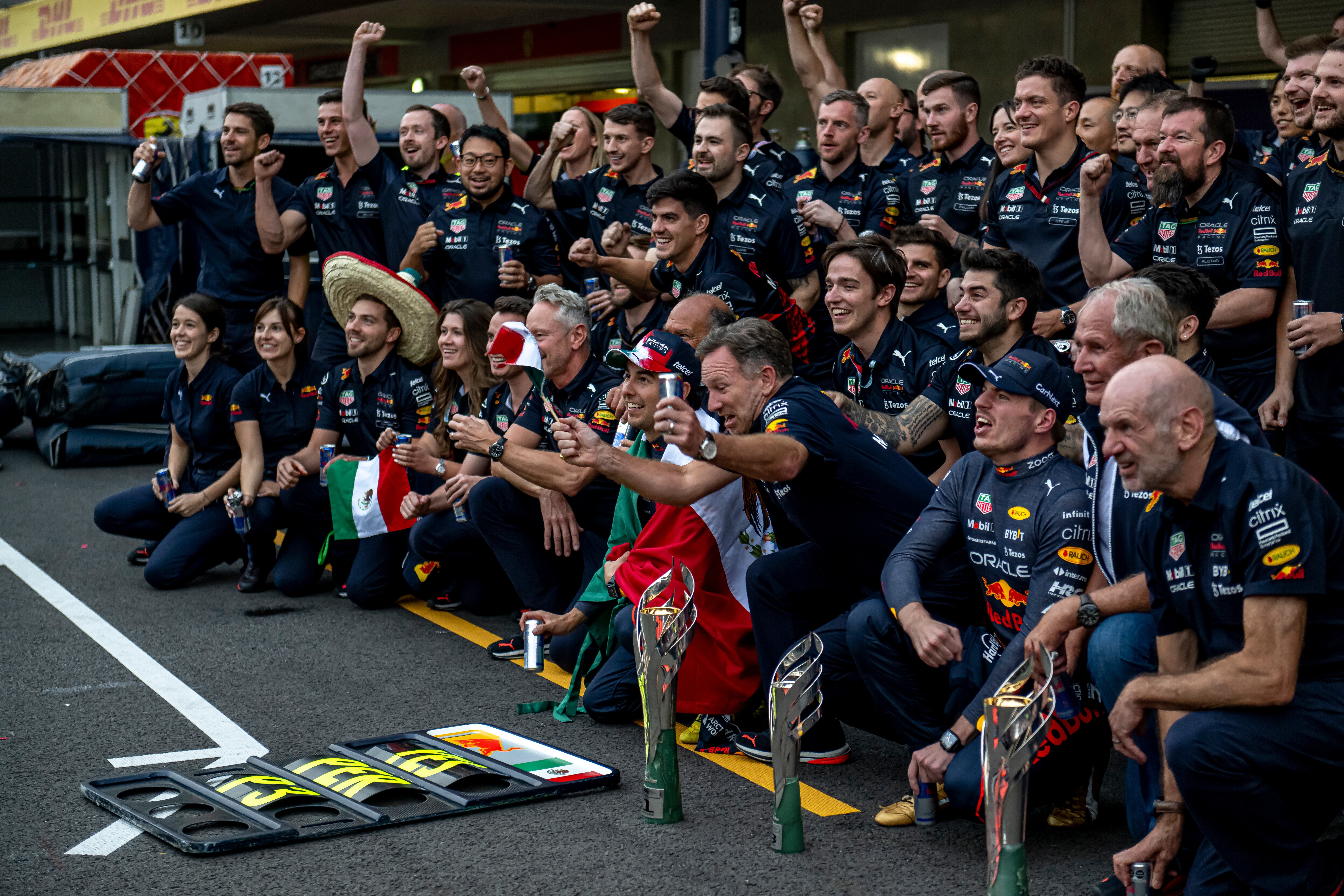 Max Verstappen viert een feestje met zijn team!