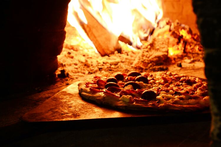 Pizza's in een houtoven