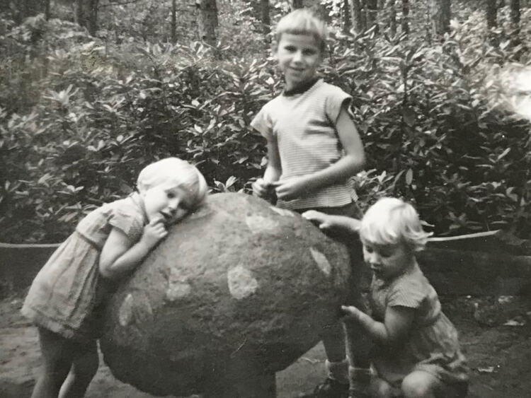 Bijna iedereen heeft wel een herinnering aan de Muzikale Paddenstoel van de Efteling. Deze foto is uit 1959.