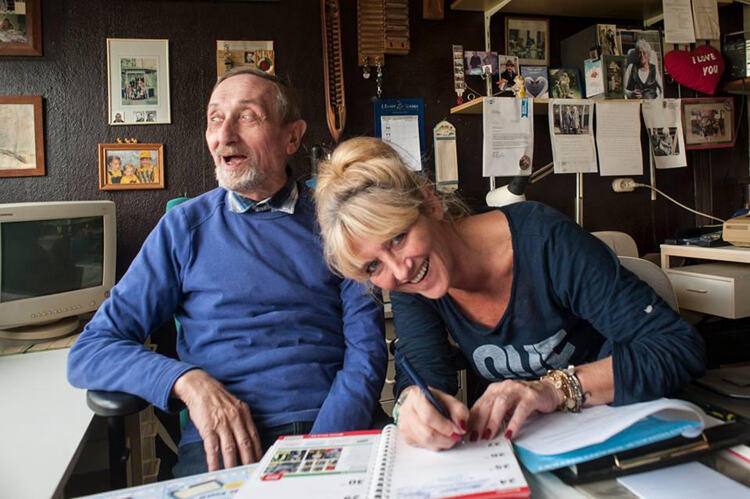 Marjolijn en haar vader. In Nederland zorgen ruim vijf miljoen mensen voor een naaste. Dat heet mantelzorg.