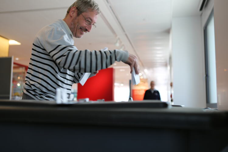 Theo brengt zijn stem uit. Hij is ervaringsdeskundige van Steffie.