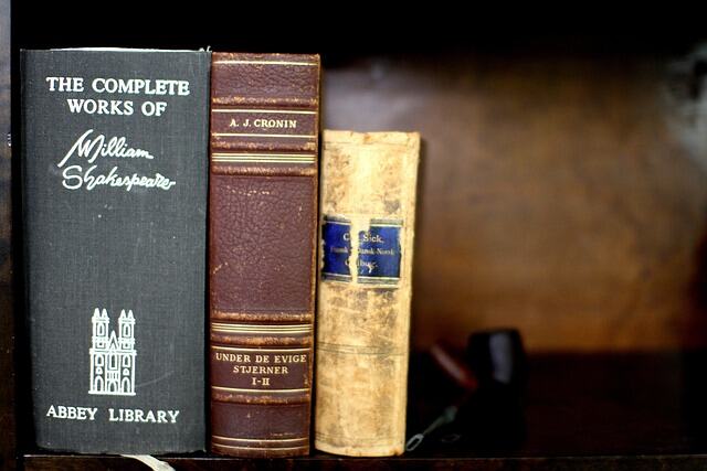 Shakespeare bedacht meer dan 1700 nieuwe woorden die nu nog steeds in het Engels worden gebruikt.