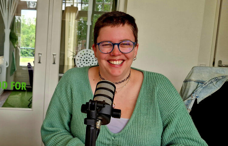 Micky is redactrice bij Steffie: 'Podcast luisteren is ontspannend, interessant en leuk!'
