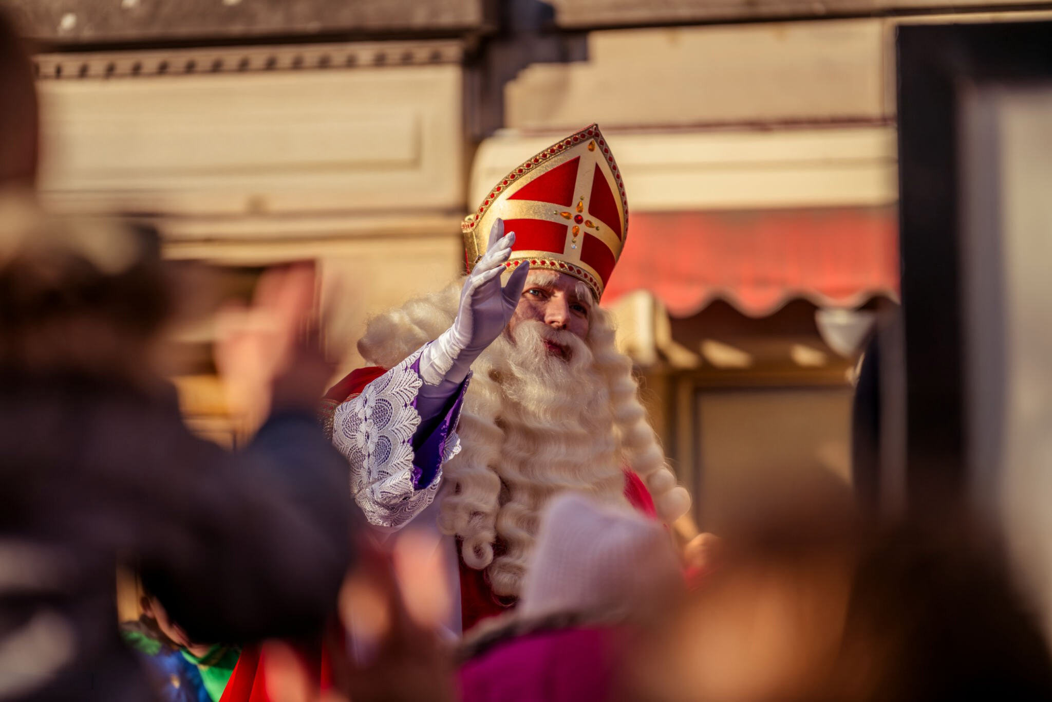 Sinterklaas wordt op 5 december gevierd omdat 6 december zijn sterfdag is.
