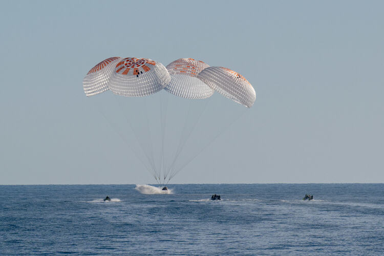 Hulpteams werken rond de SpaceX Dragon-capsule voor de kust van Tallahassee in Florida.