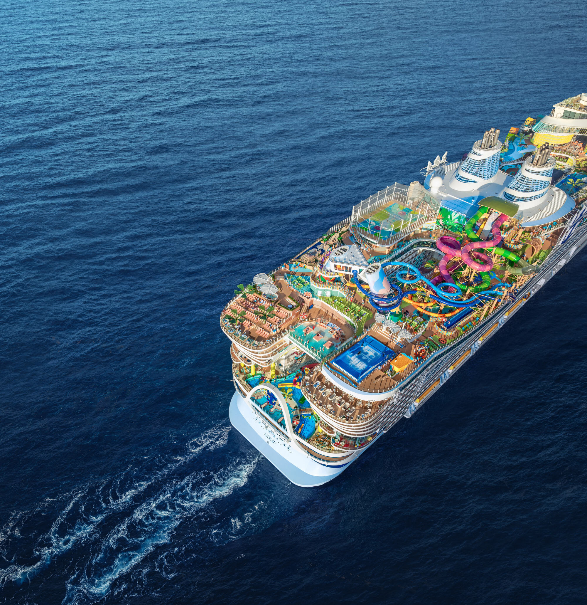 De Icon of the Seas is zo groot dat het zelfs een eigen wijk aan boord heeft met planten, winkels en speeltuinen.