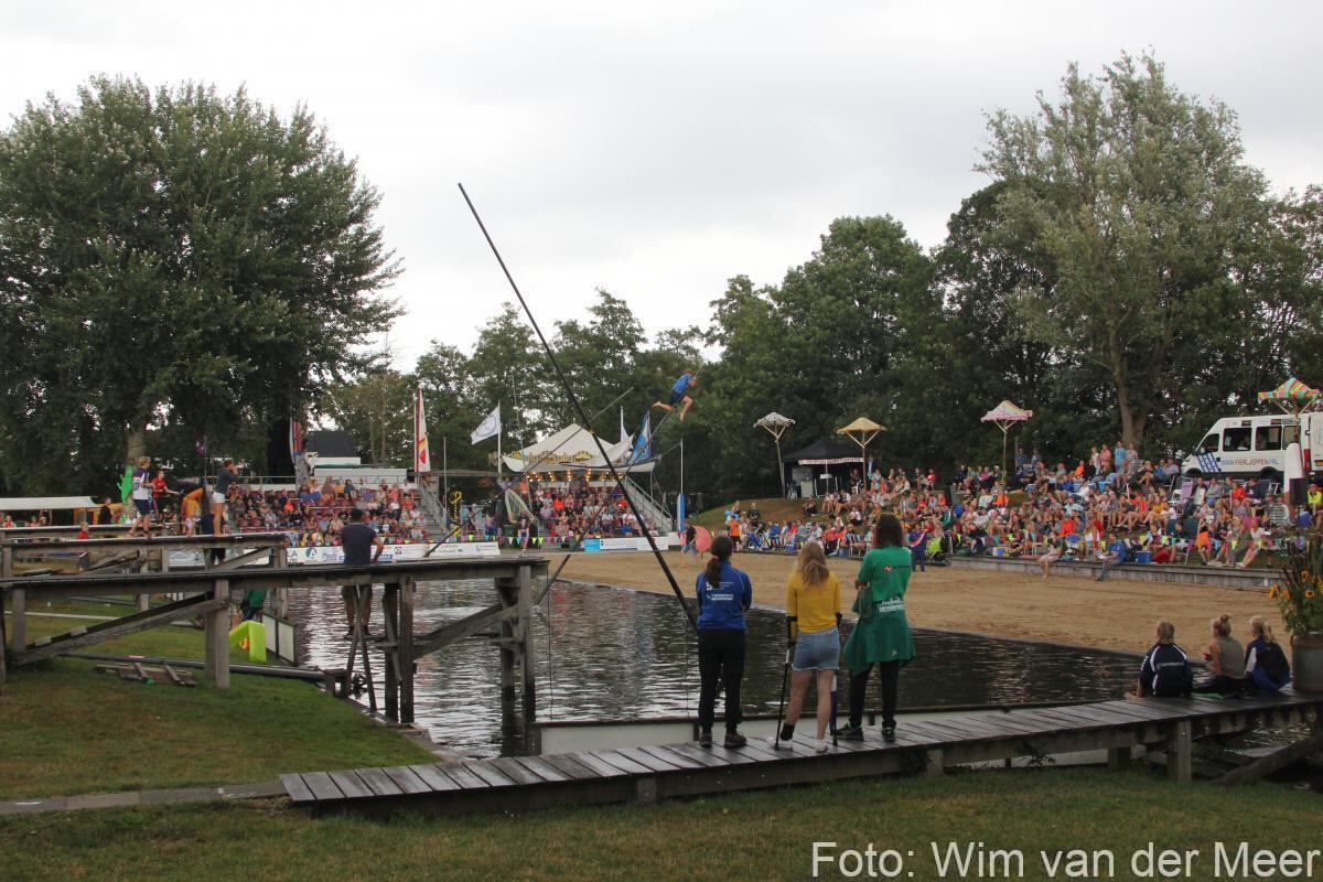 Fierljeppen begon ooit als handige manier om sloten over te steken.