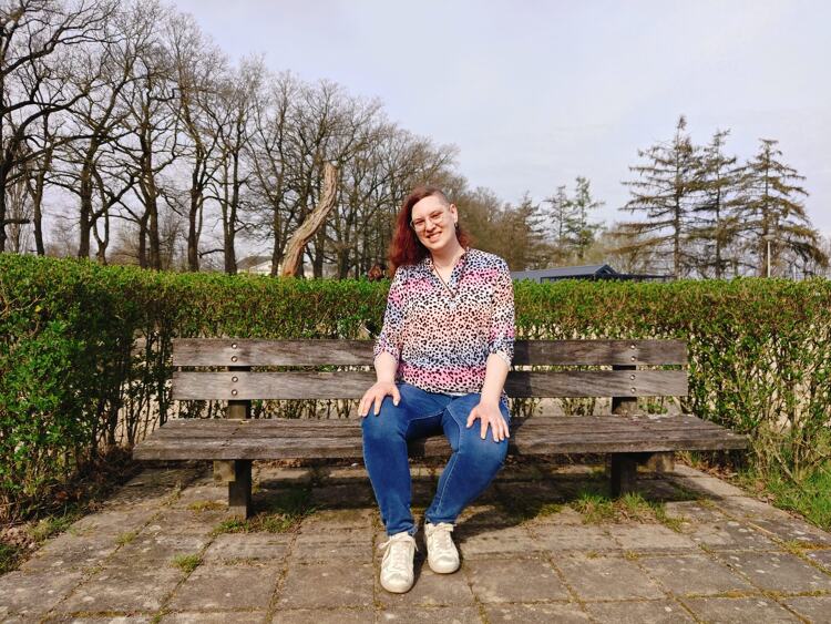 Chantal vertelt openhartig aan Steffie hoe het is om een kunstgebit te hebben.