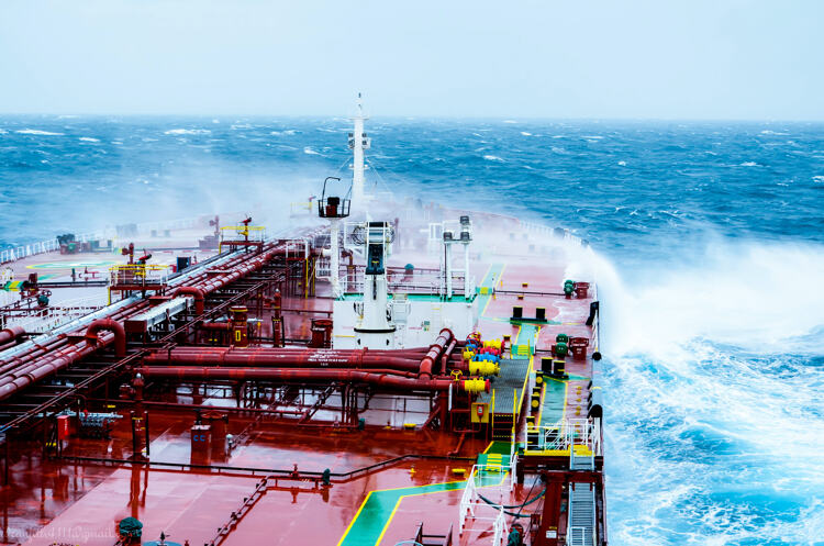 Een grote tanker heeft 9 kilometer nodig om tot stilstand te komen als ze op volle vaart van 30 km per uur beweegt.