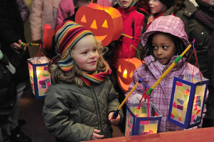 Kinderen gaan met een lampion langs de deuren op Sint Maarten.