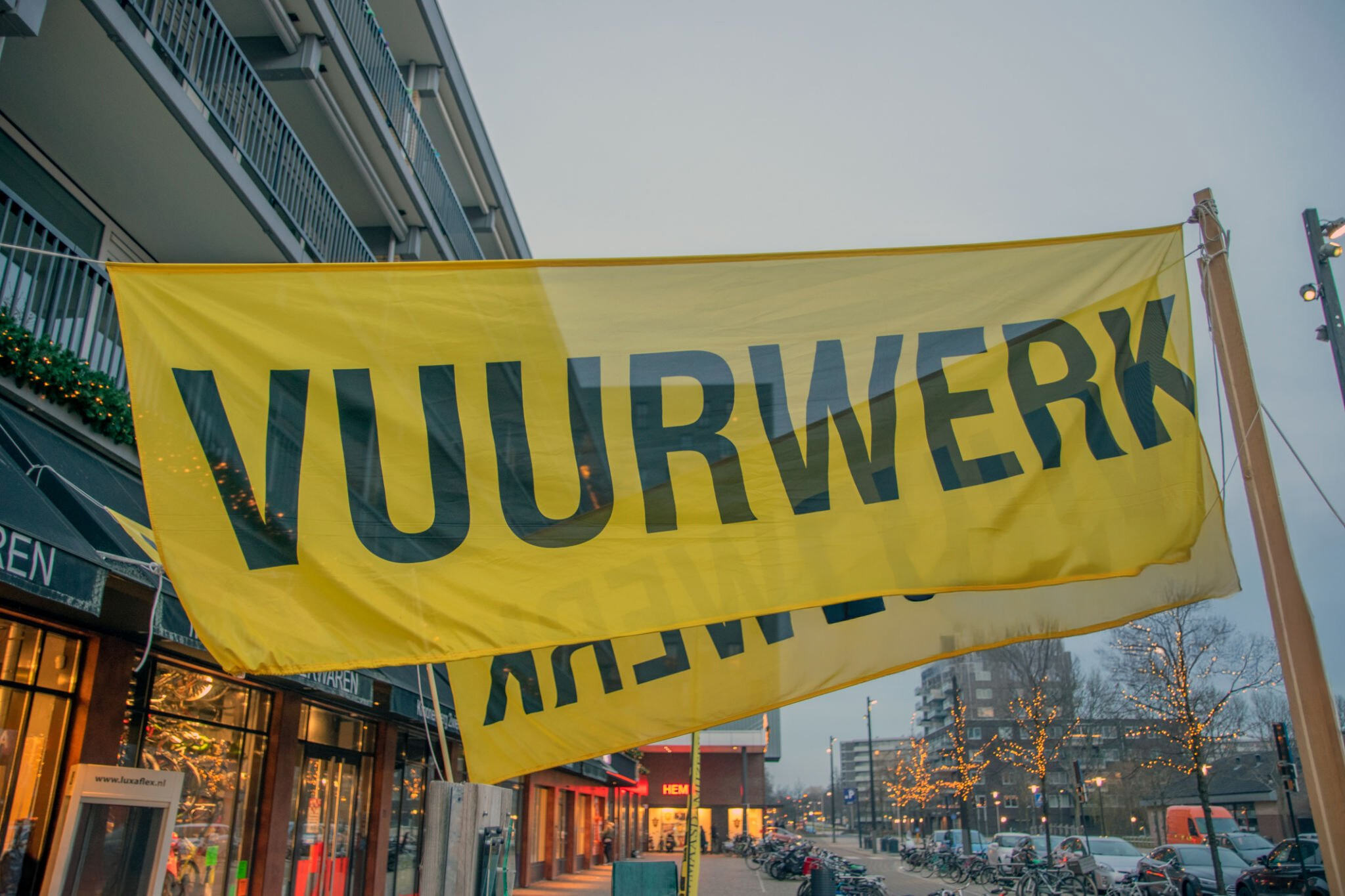 Een vuurpijl maakt zijn vrolijke kleur door poeder van metalen. Zo geeft koper groen licht en strontium rood licht.