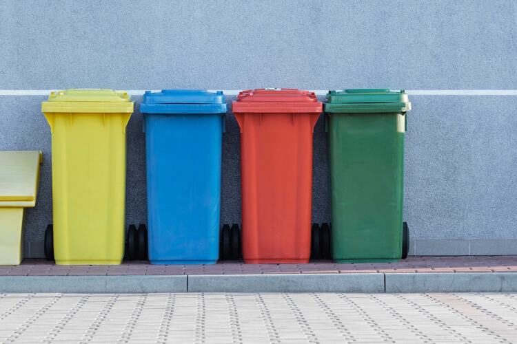 Afval scheiden in verschillende kleuren bakken. Het ziet er moeilijk uit, maar als je het eenmaal weet....