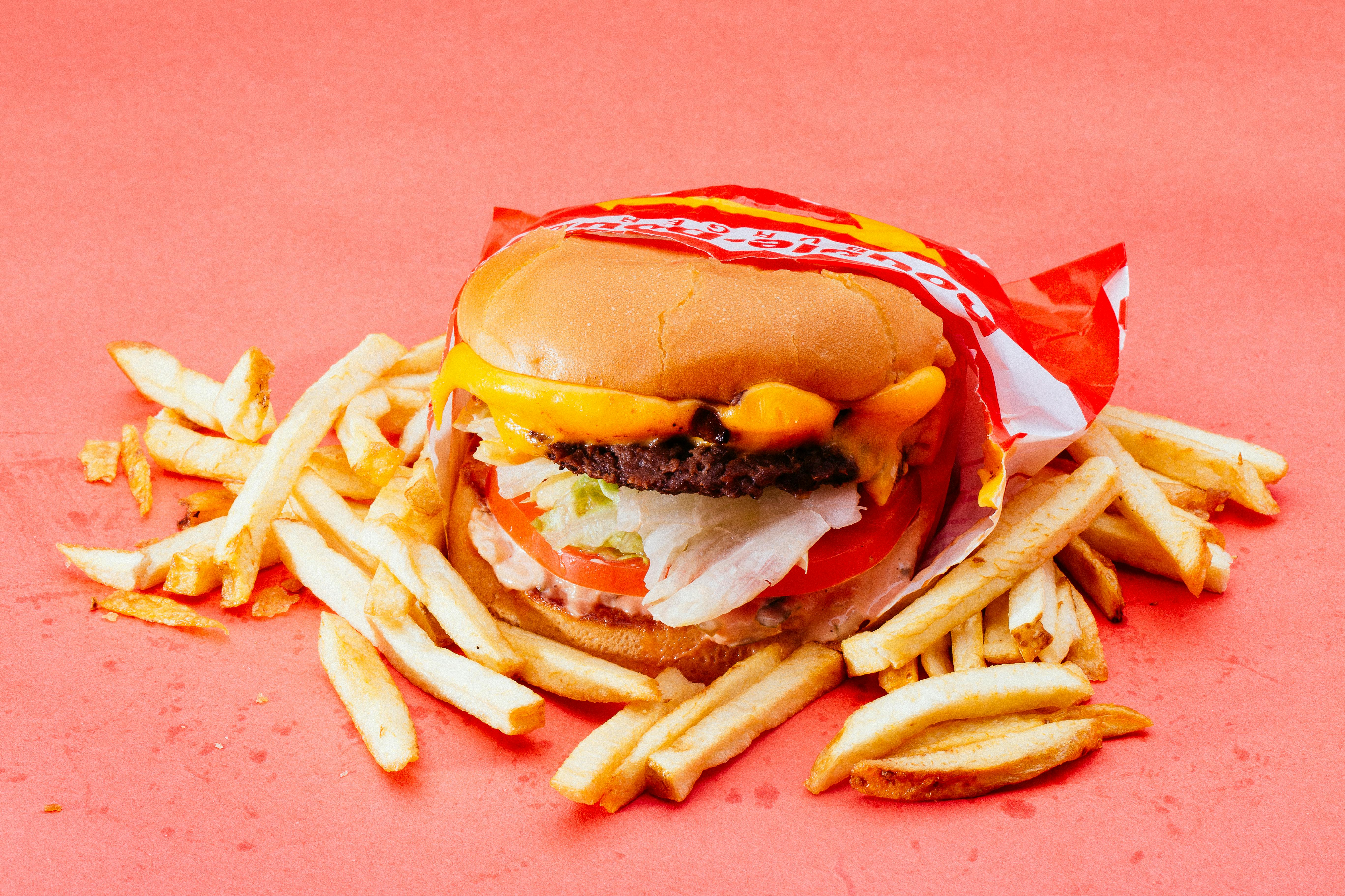 Nederlanders eten heel veel hamburgers. Jaarlijks 400 miljoen. Dat zijn 23 hamburgers per persoon per jaar.