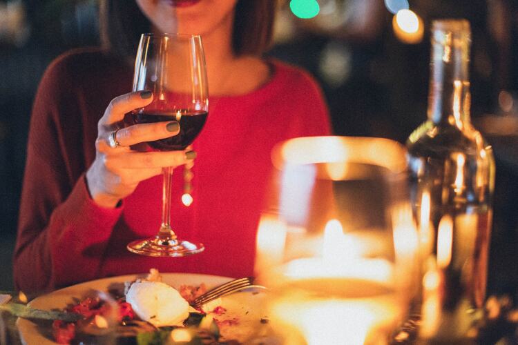 Ga op Valentijnsdag lekker eten met je partner. Veel liefde gaat immers ook door de maag.