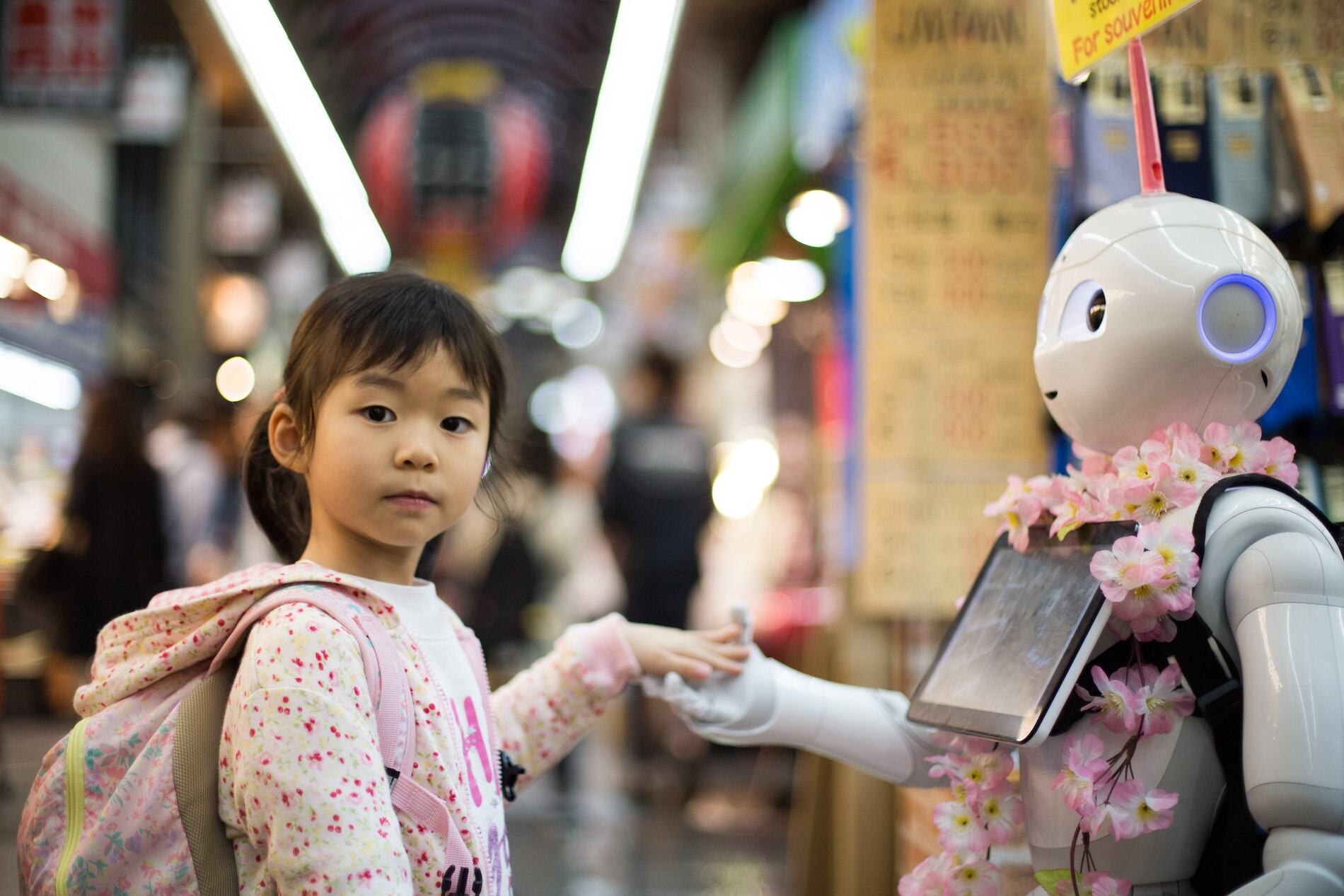 Een robot die een hand geeft.