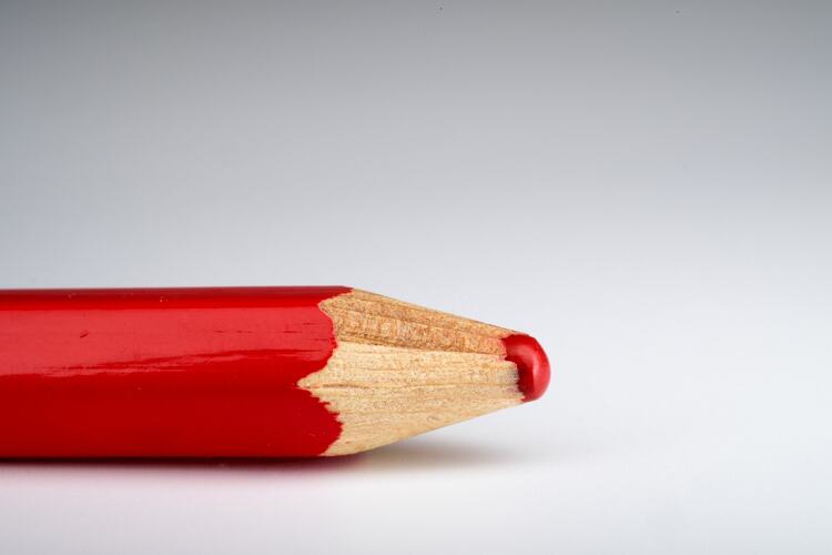 Sinds 1921 stemmen we met een rood potlood. Met de verkiezingen worden er vele miljoenen verbruikt.