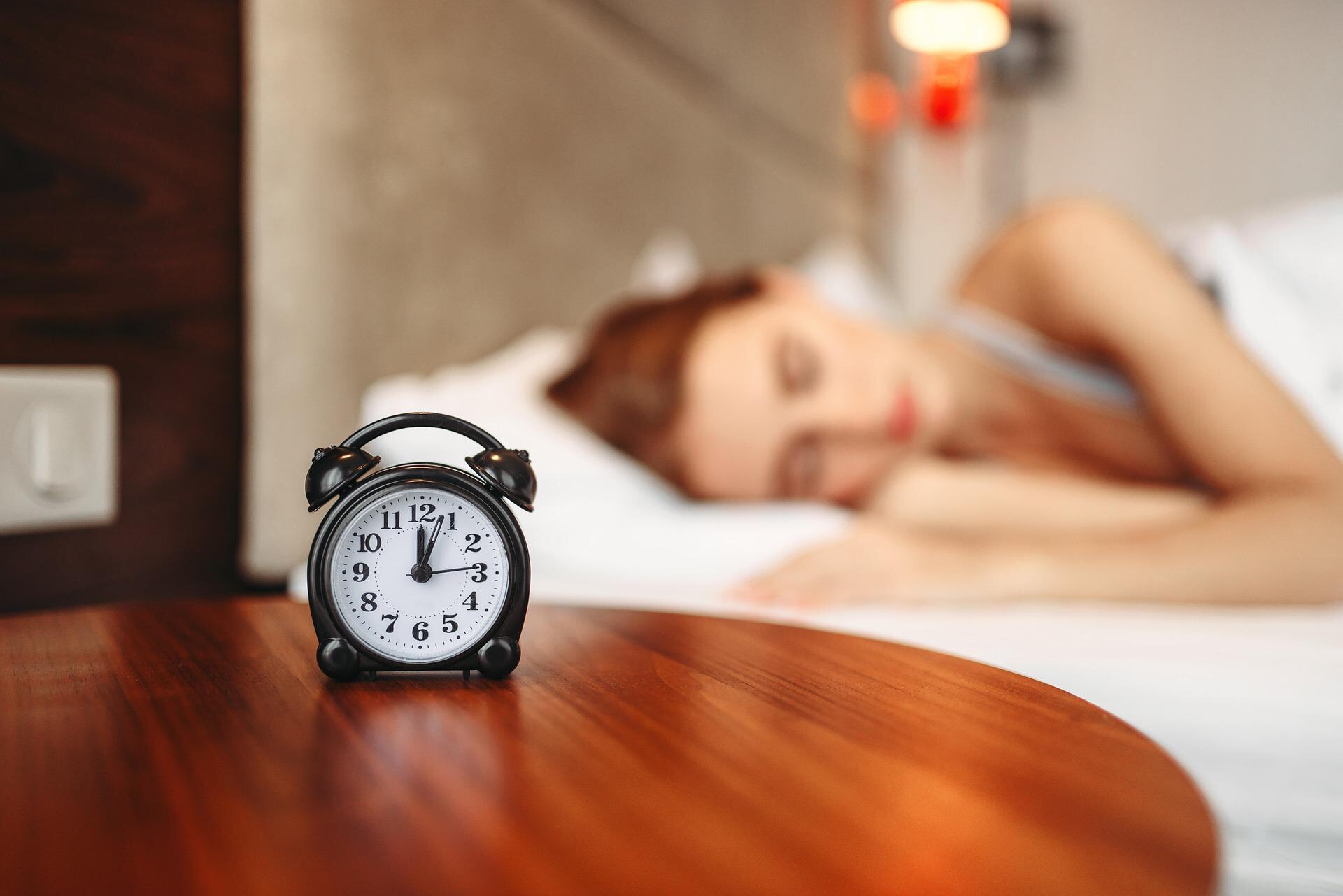 De wekker naast je bed. Soms niet leuk, maar wel handig als je ergens op tijd moet zijn.